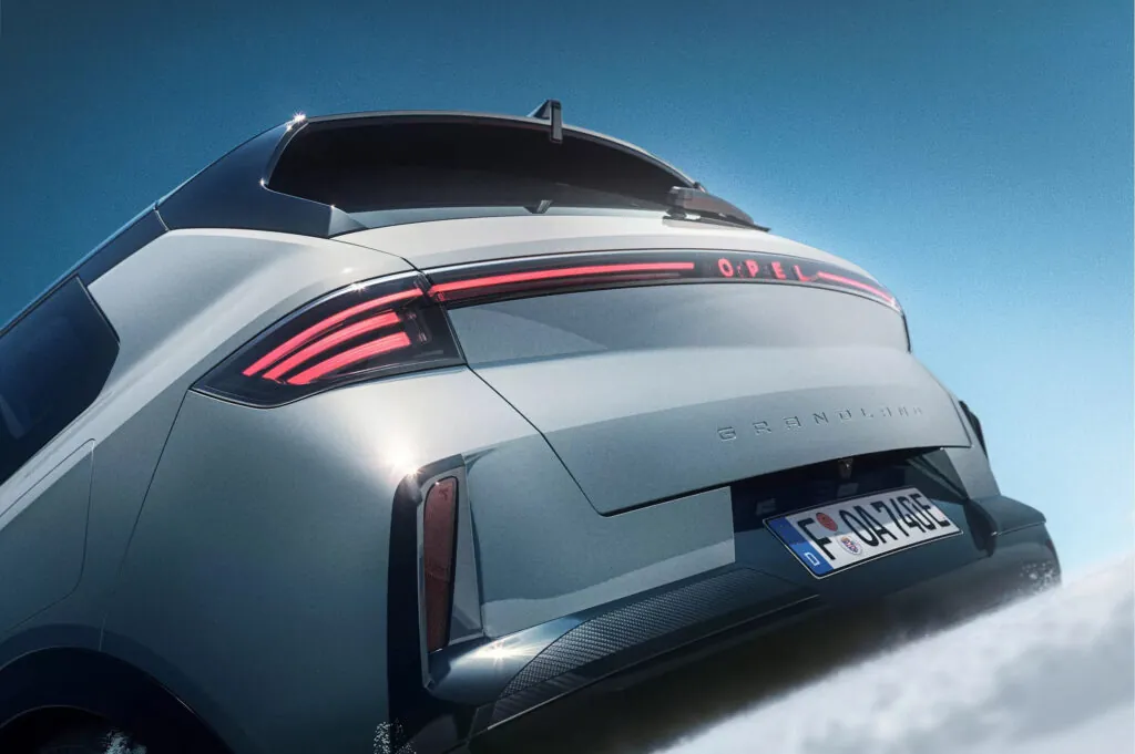 Opel представив свій найпотужніший електромобіль Grandland Electric AWD — photo 4