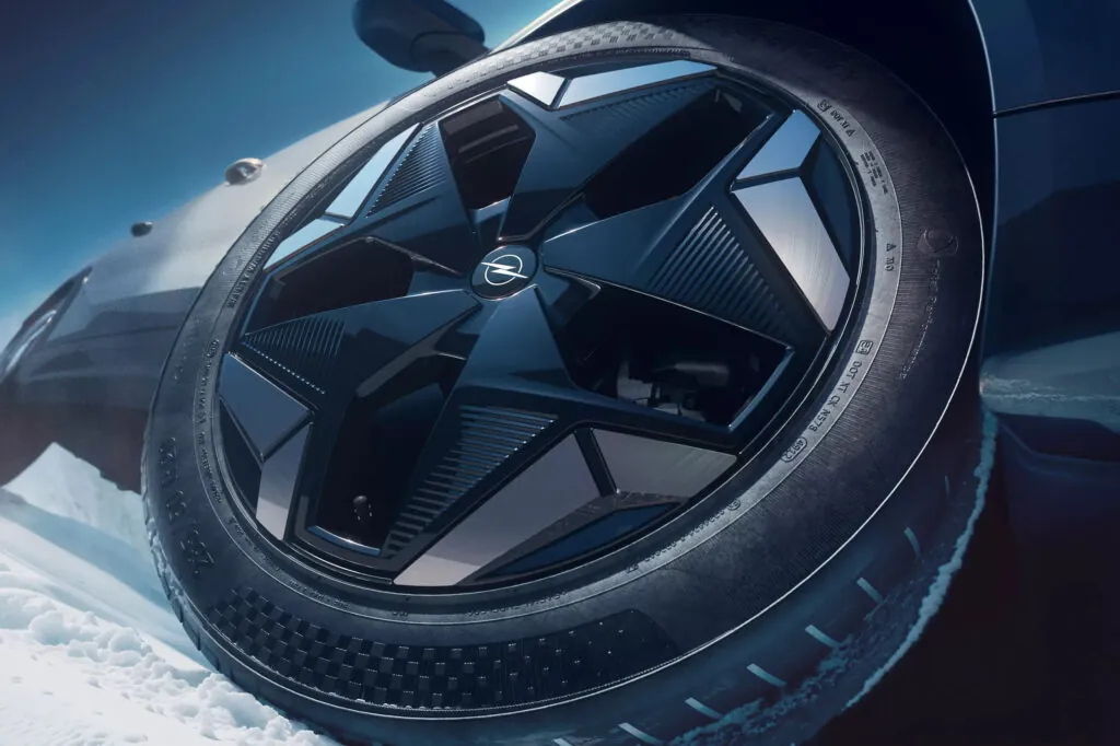 Opel представив свій найпотужніший електромобіль Grandland Electric AWD — photo 3
