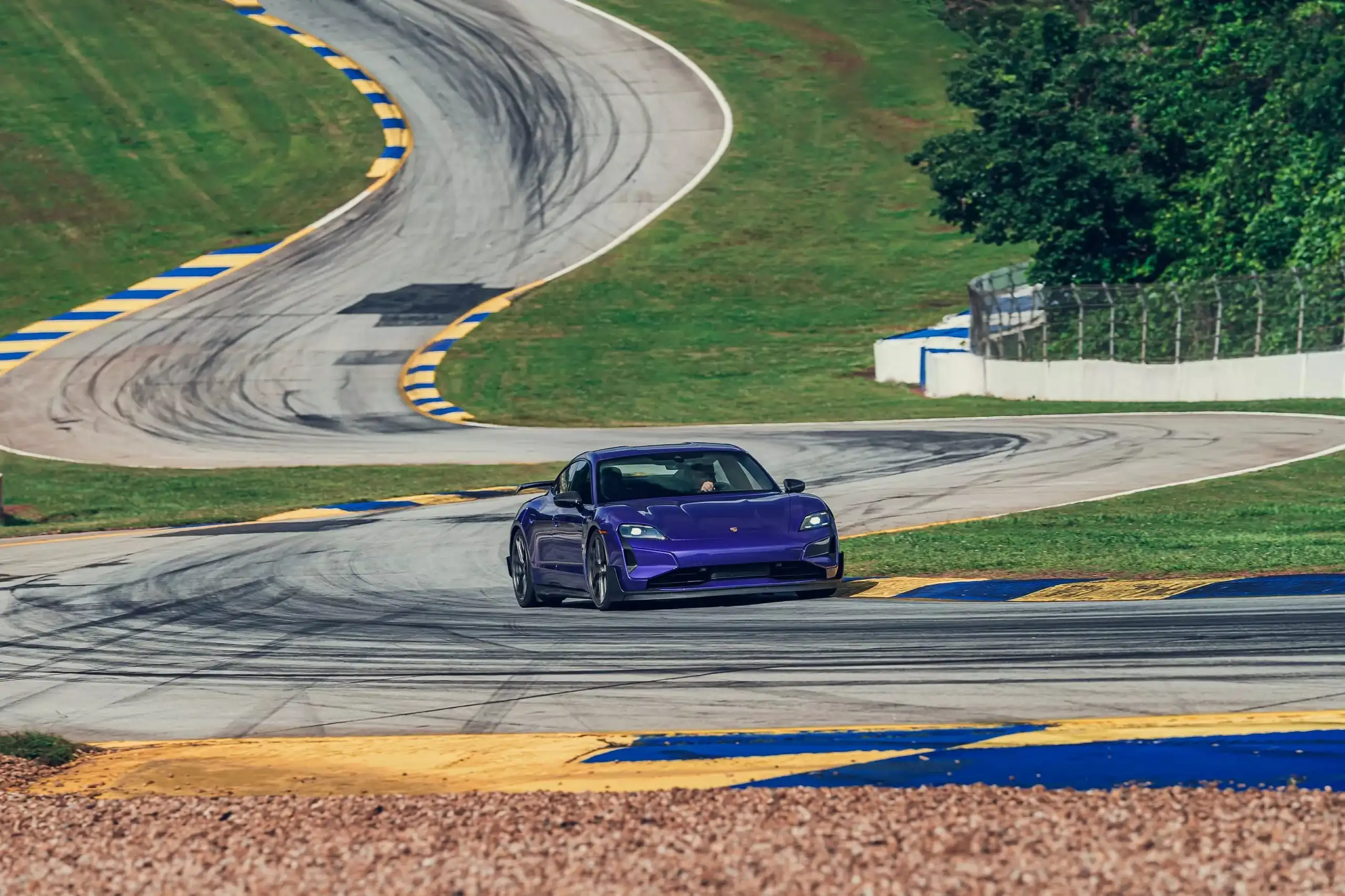 Porsche Taycan Turbo GT устанавливает новые рекорды для электромобилей — photo 45456