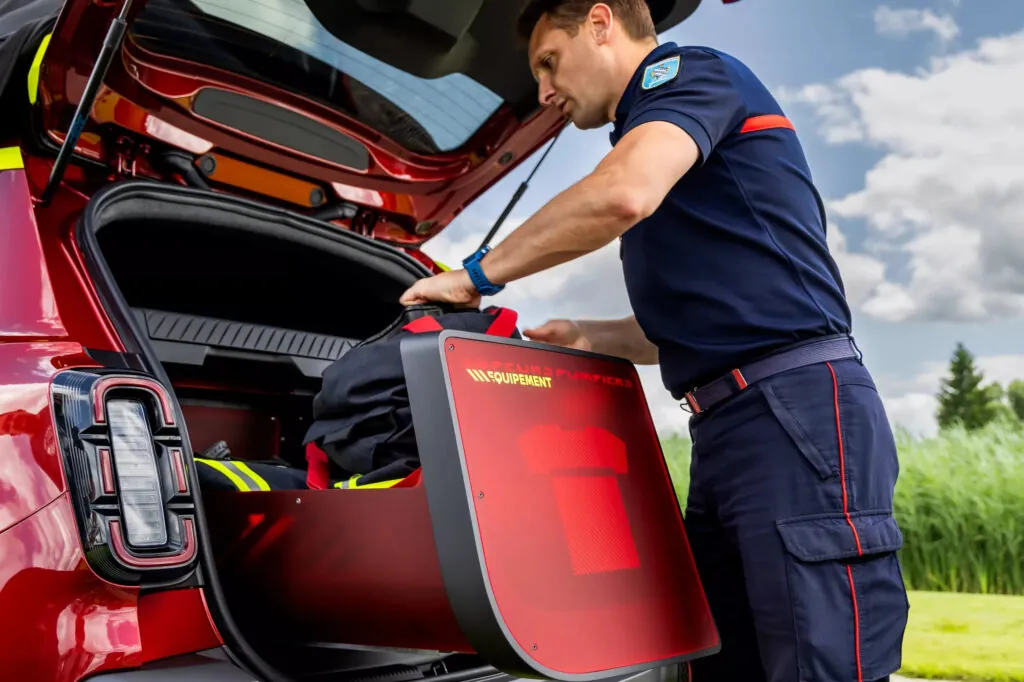 Renault представив унікальний електричний концепт Vision 4Rescue — photo 5