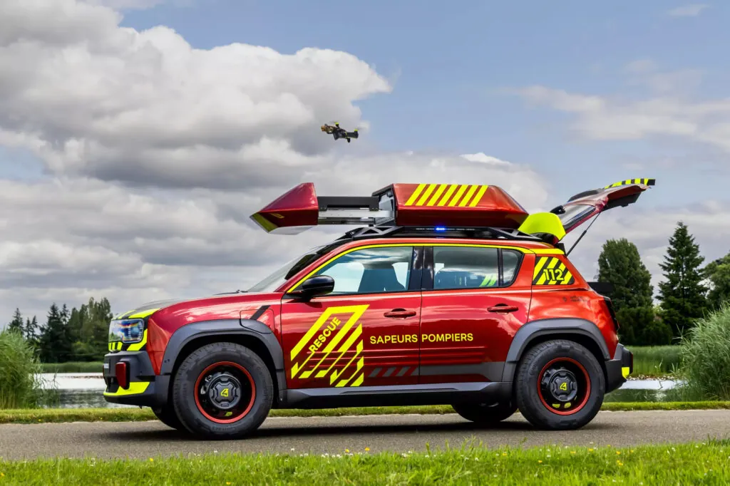 Renault представив унікальний електричний концепт Vision 4Rescue — photo 12