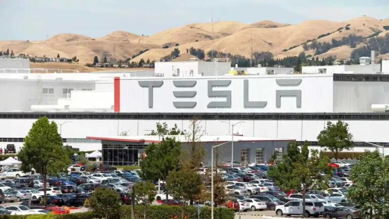 Tesla тимчасово зупинила виробництво на гігафабриці в Остіні — photo 44235