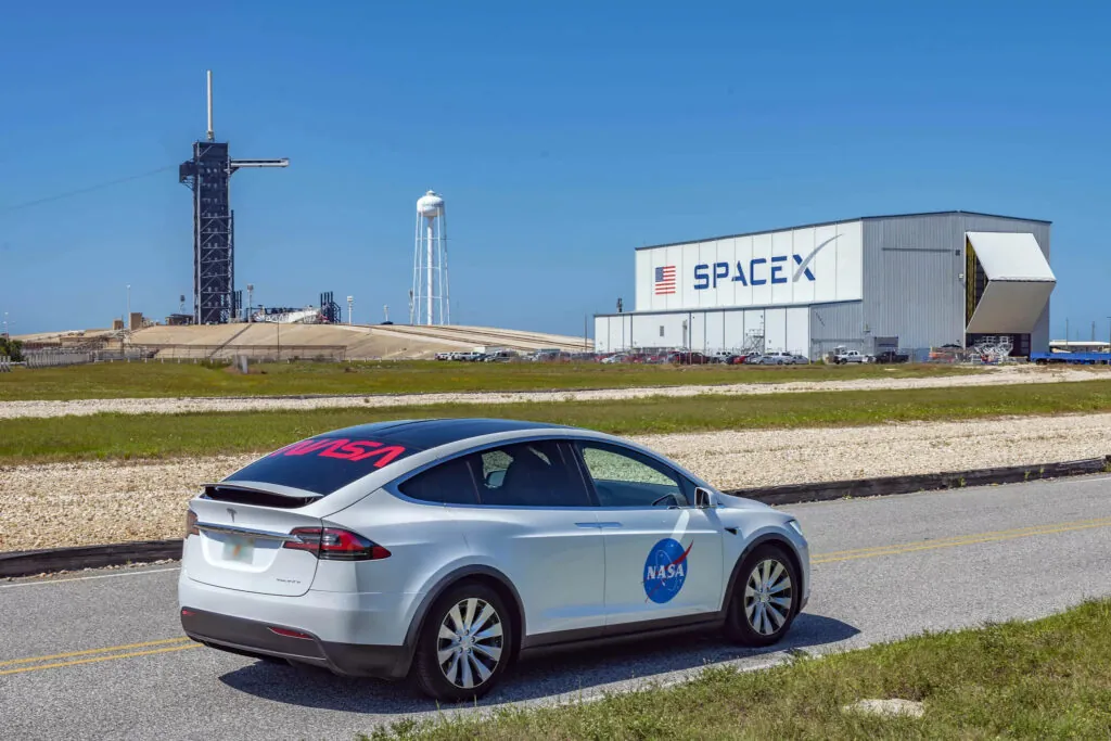 Трамп бьет по империи Маска: акции Tesla стремительно падают — photo 3