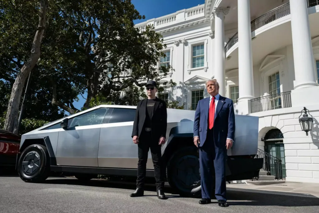Трамп бьет по империи Маска: акции Tesla стремительно падают — photo 2