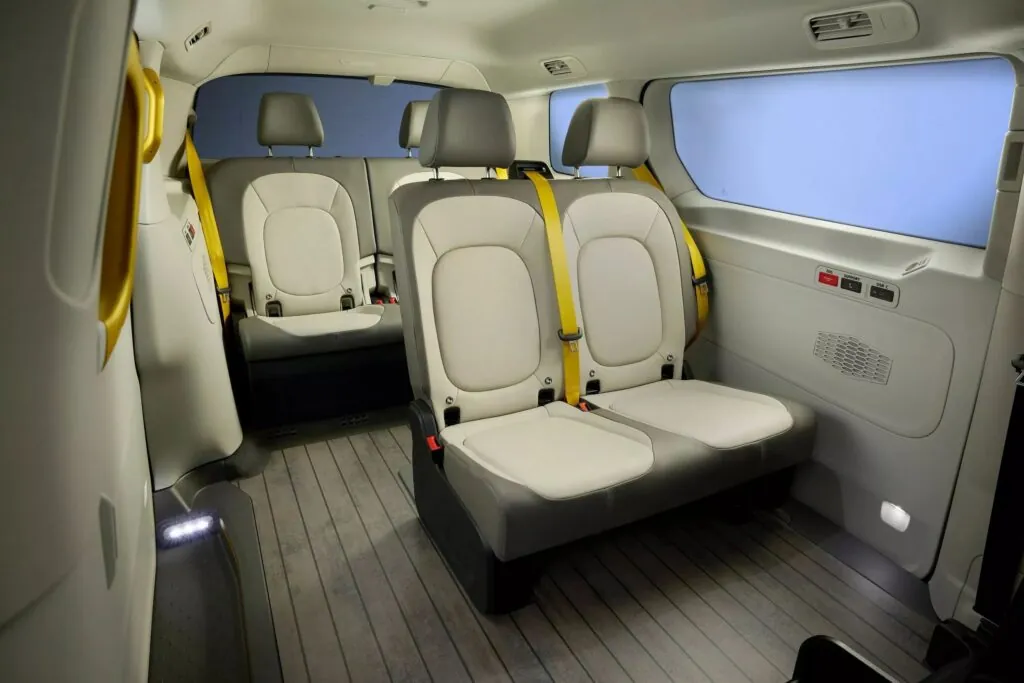 Volkswagen випереджає Tesla з серійним роботаксі ID. Buzz AD — photo 3