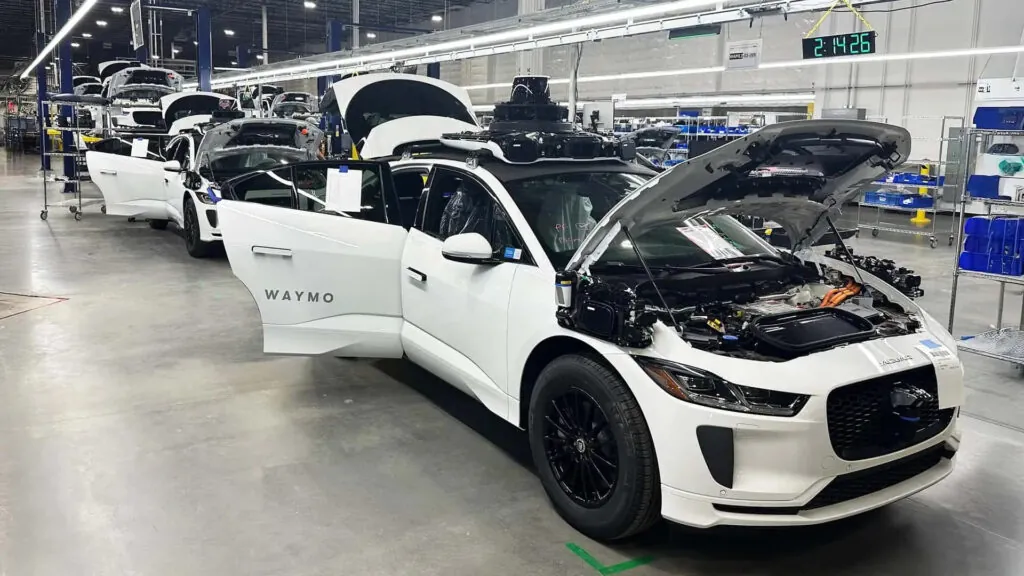 Новий Range Rover Velar перевтілюється в електричний фастбек — photo 3