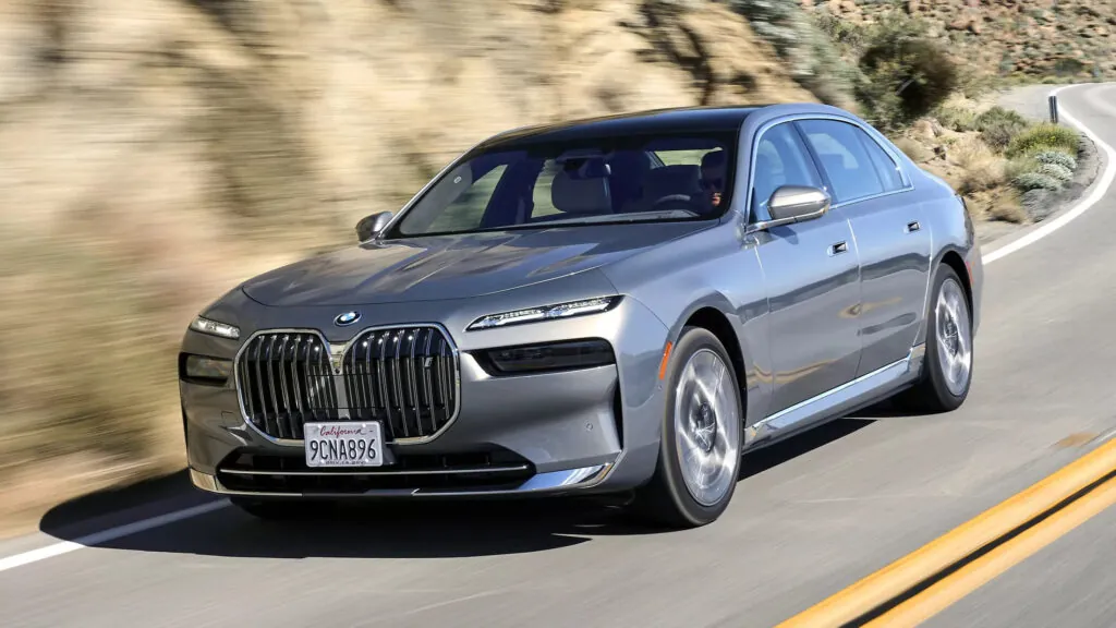 BMW відкликає 136 електромобілів через ризик пошкодження батареї — photo 2