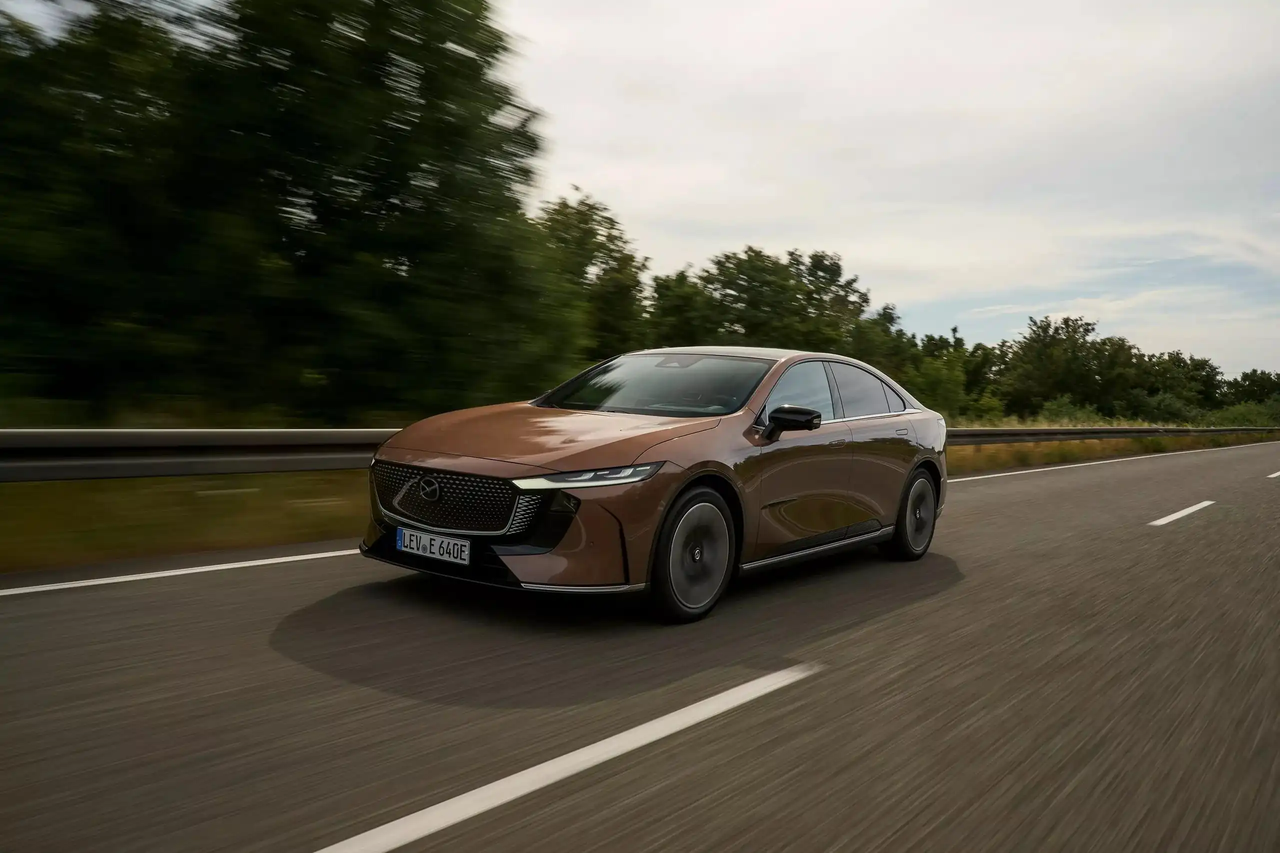 Електричний седан Mazda 6e офіційно з’явився в європейських автосалонах — photo 47905