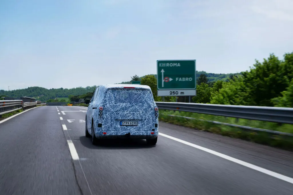 Mercedes готовит к запуску электрический минивэн VLE — photo 3