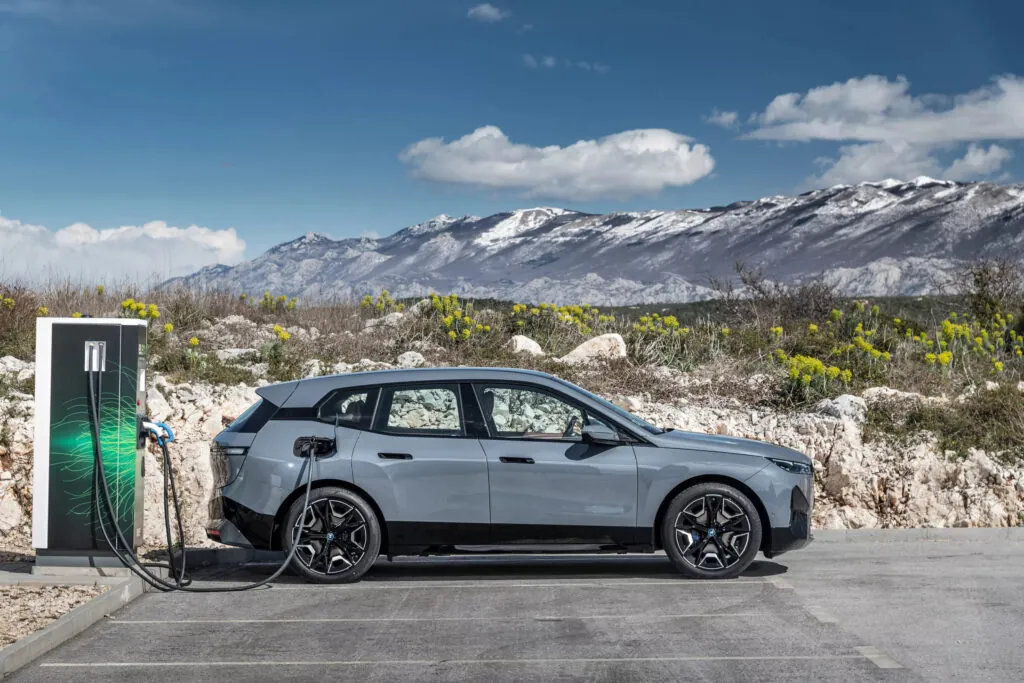 BMW відкликає 70 тисяч електромобілів через проблему з програмним забезпеченням — photo 3