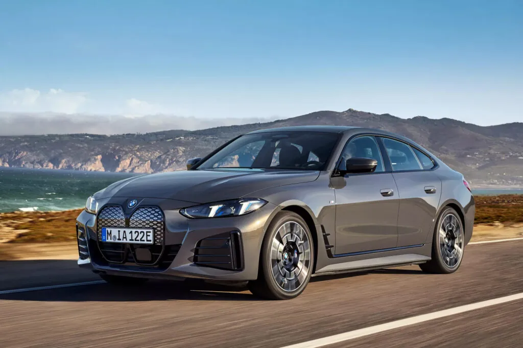BMW відкликає 70 тисяч електромобілів через проблему з програмним забезпеченням — photo 4