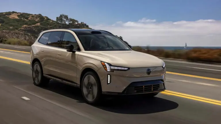 Канадієць судиться з Volvo через збої в роботі нового електрокросовера EX90 — photo 49614