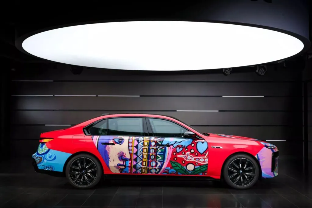 До 50-річчя арт-проєкту BMW Art Cars з електроседану i7 зробили витвір мистецтва — photo 3
