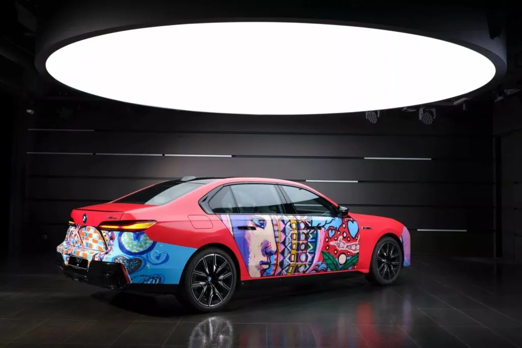 До 50-річчя арт-проєкту BMW Art Cars з електроседану i7 зробили витвір мистецтва — photo 7