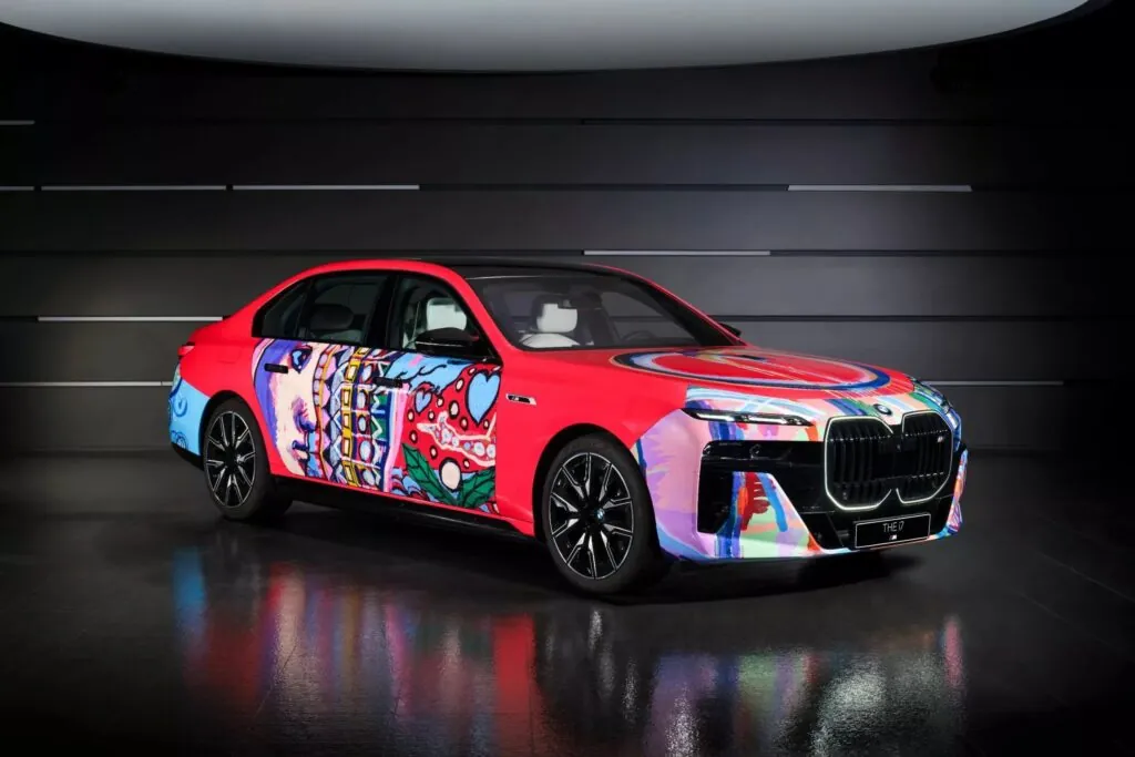 До 50-річчя арт-проєкту BMW Art Cars з електроседану i7 зробили витвір мистецтва — photo 4