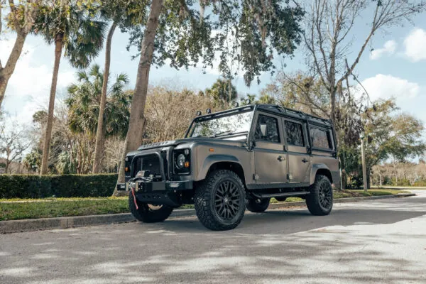 ECD Automotive превратила классический Defender в электрический внедорожник — photo 52167