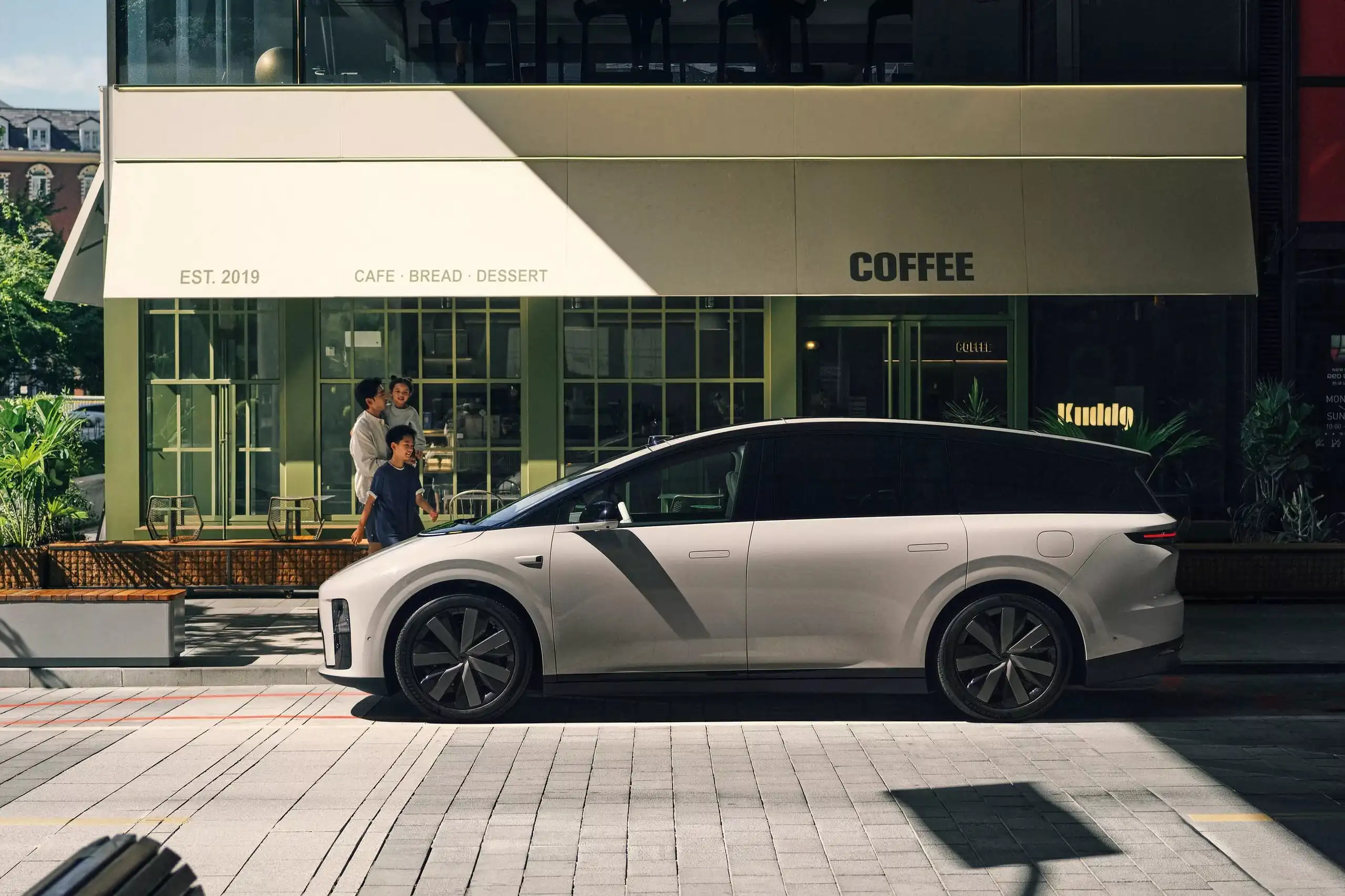 Li Auto представив електричний шестимісний кросовер i8 — photo 50810