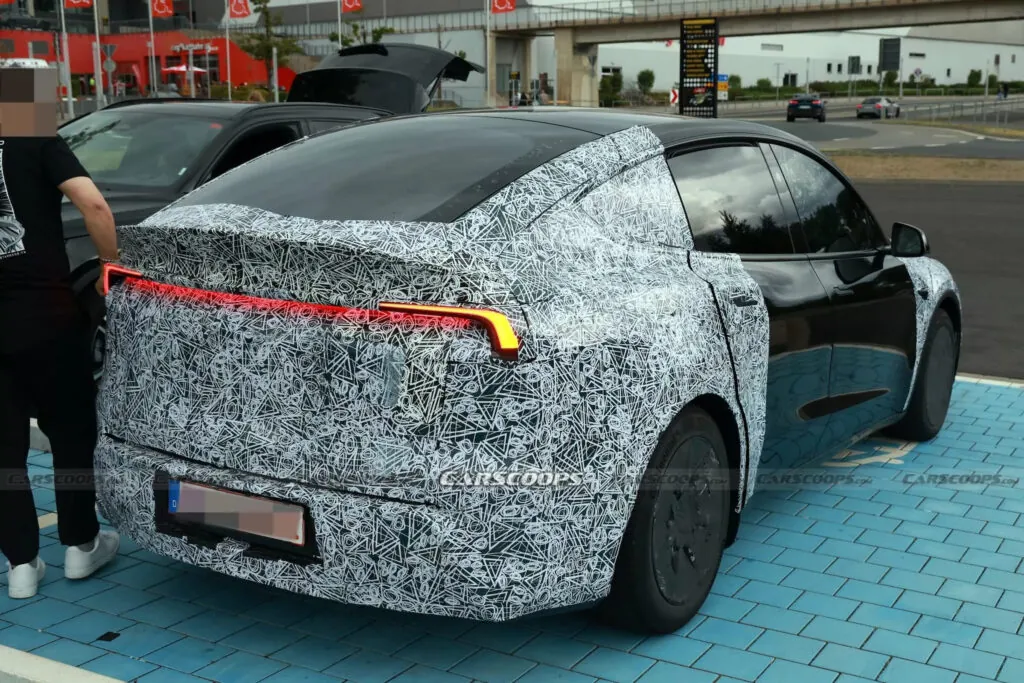 Tesla тестує в Європі Model Y з подовженою колісною базою — photo 3