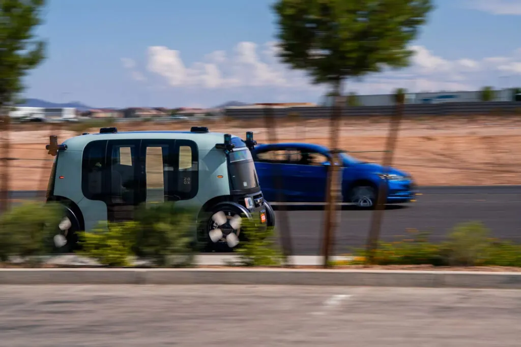 Zoox первой получила разрешение выпускать авто без руля и педалей — photo 2