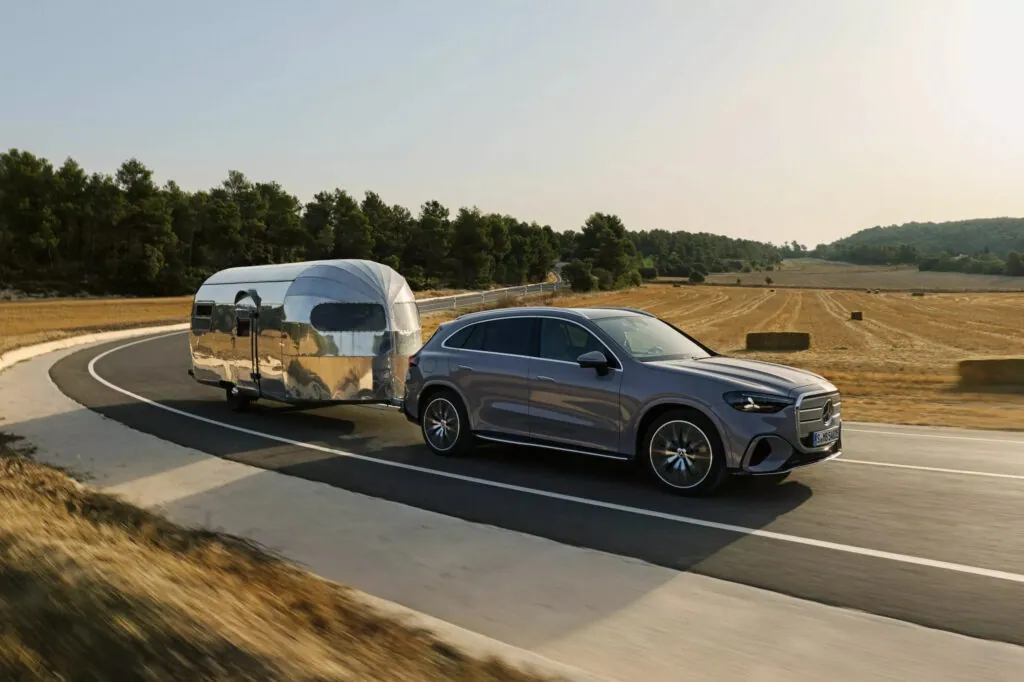 Новый электрический Mercedes GLC дебютировал, но выйдет на рынок в 2026 году — photo 5