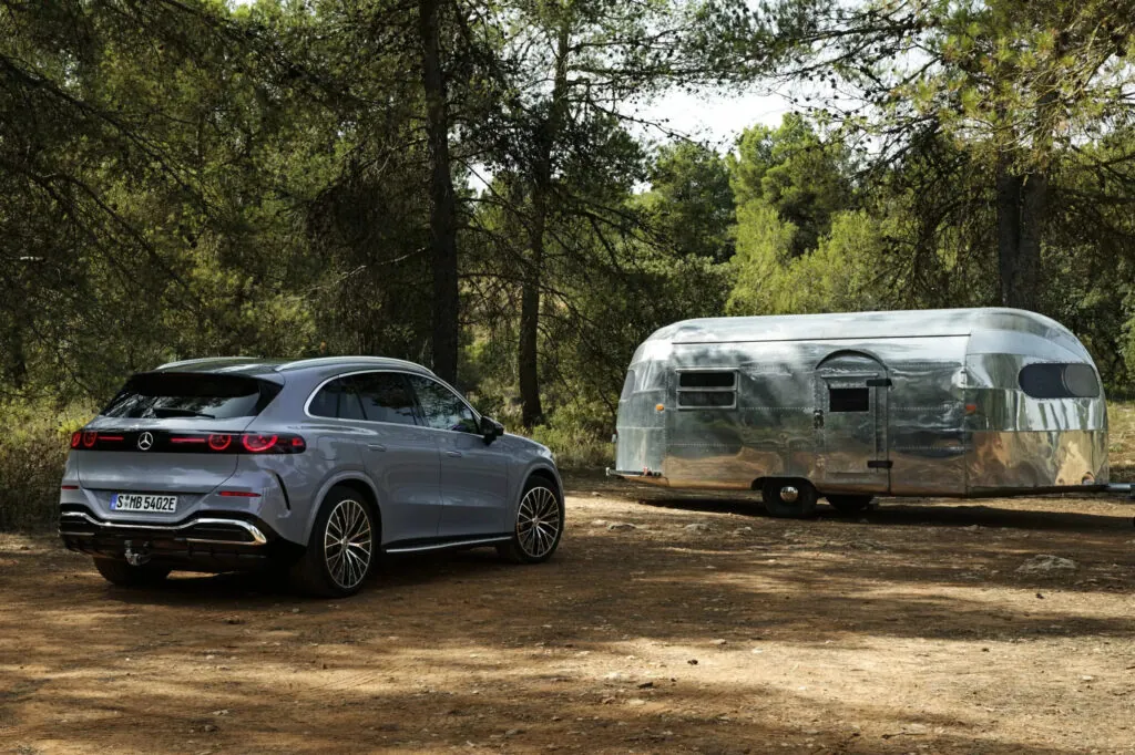 Новый электрический Mercedes GLC дебютировал, но выйдет на рынок в 2026 году — photo 6