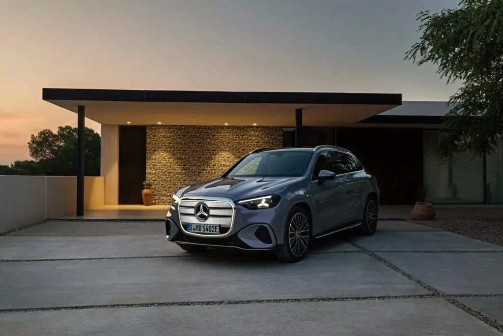 Новый электрический Mercedes GLC дебютировал, но выйдет на рынок в 2026 году — photo 2