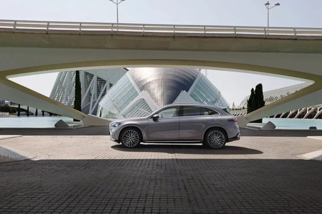 Новый электрический Mercedes GLC дебютировал, но выйдет на рынок в 2026 году — photo 4