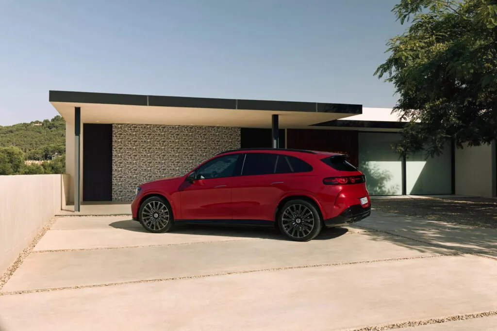 Новый электрический Mercedes GLC дебютировал, но выйдет на рынок в 2026 году — photo 7