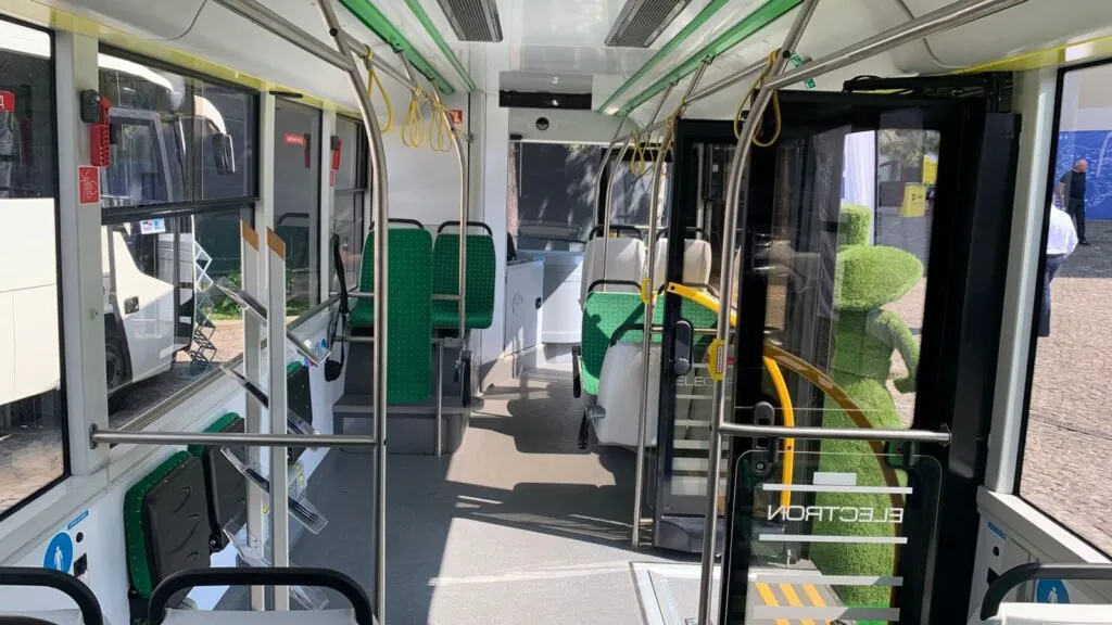 “Электронмаш” представил новый отечественный электробус Е181 — photo 2