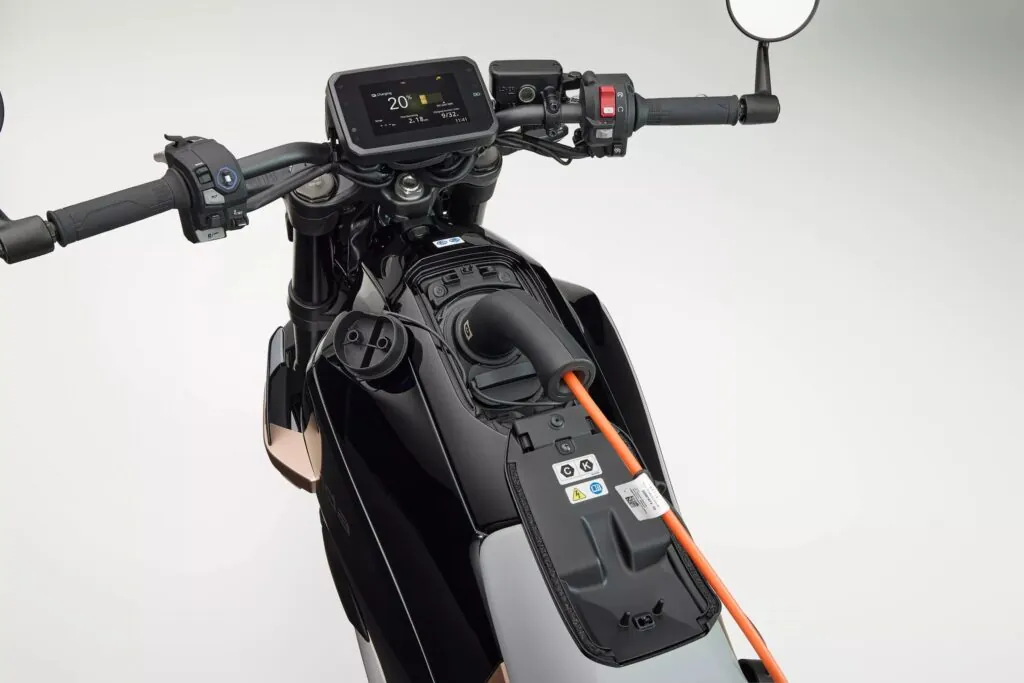 Honda представила свій перший серійний електромотоцикл WN7 — photo 4