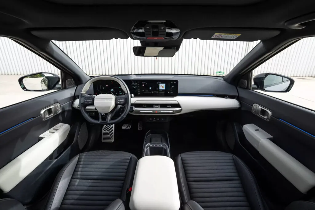Kia представила новый электрический хэтчбек и седан EV4 — photo 4