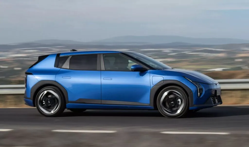 Kia представила новый электрический хэтчбек и седан EV4 — photo 3