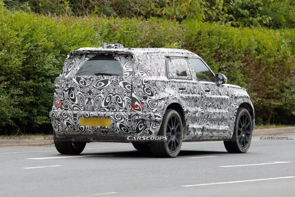 Land Rover готує компактний електричний позашляховик Defender Sport — photo 3