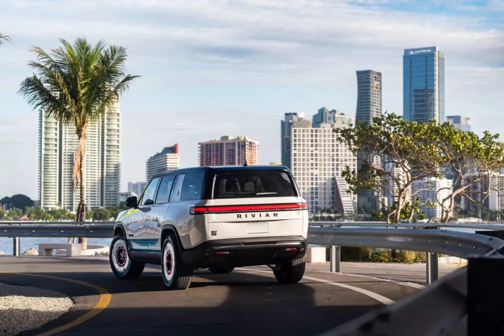 Rivian создал уникальный электромобиль R1S в стиле Miami Vice — photo 2