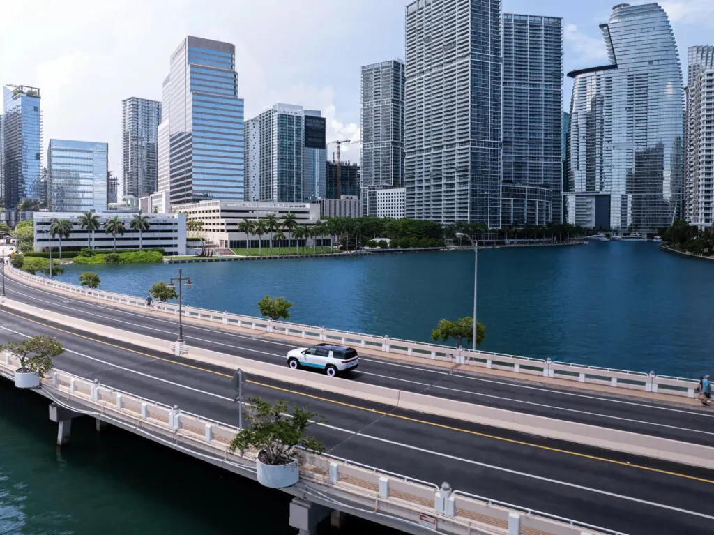 Rivian создал уникальный электромобиль R1S в стиле Miami Vice — photo 4