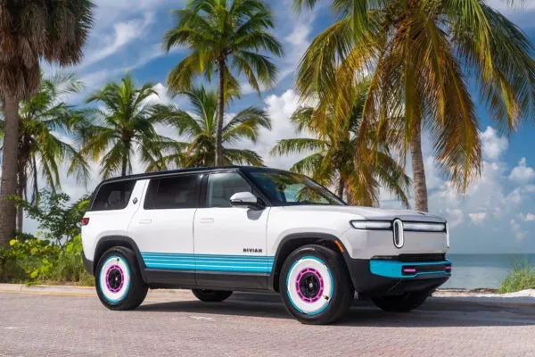 Rivian создал уникальный электромобиль R1S в стиле Miami Vice — photo 54320