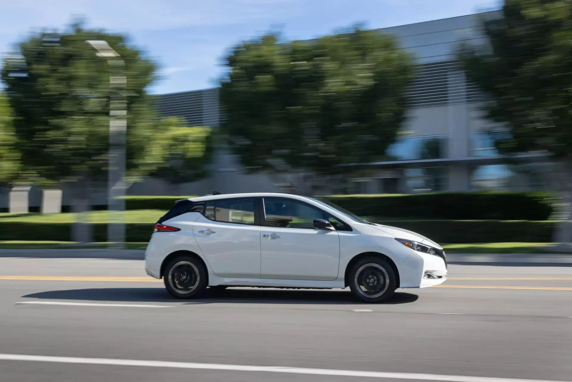 Nissan відкликає майже 20 тисяч електромобілів Leaf через ризик пожежі — photo 58352
