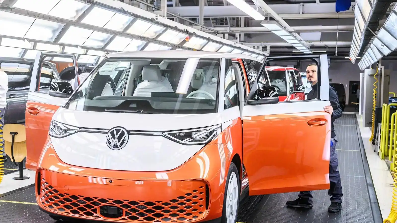 Volkswagen приостанавливает производство электробуса ID. Buzz — photo 60346 Volkswagen приостанавливает производство электробуса ID. Buzz — photo 60346