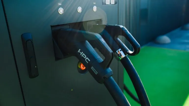 Чи варто інвестувати в зарядні станції для електромобілів? — photo 57923