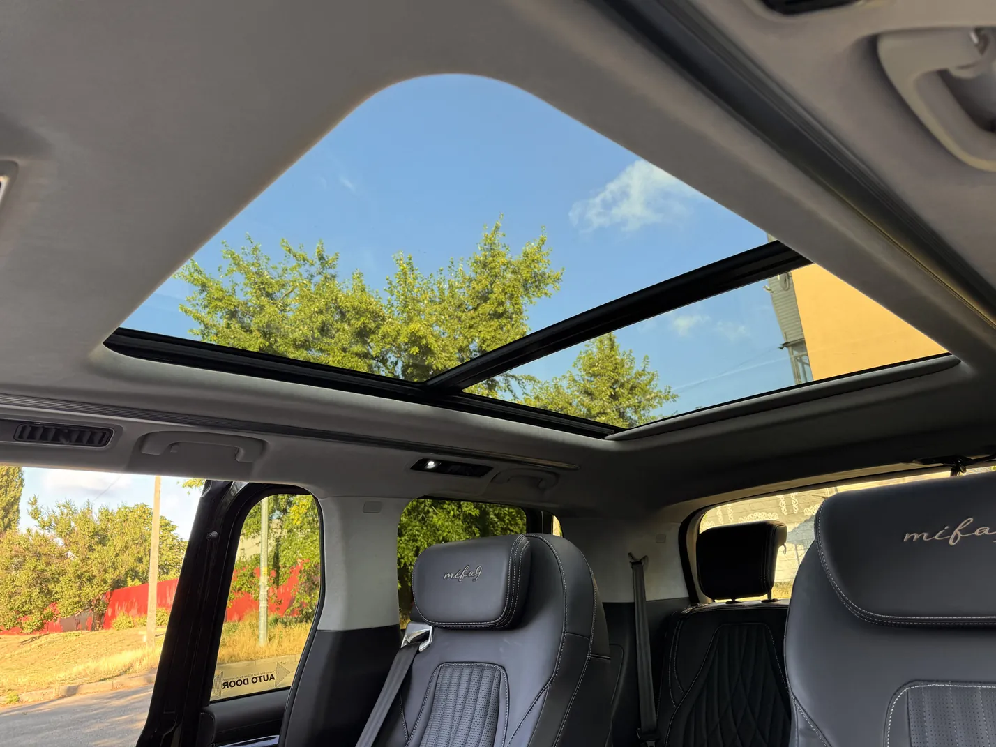 Обзор Maxus MIFA 9: Электрический бизнес-джет на колесах или компромисс на миллион? — photo 11