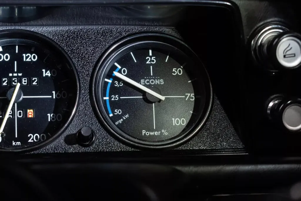 Класичне купе BMW 2002 отримало електричне серце від Tesla — photo 5 Класичне купе BMW 2002 отримало електричне серце від Tesla — photo 5