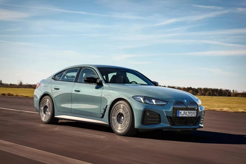 Новий електричний BMW i3 витісняє легендарну «трійку» з рідного заводу — photo 5