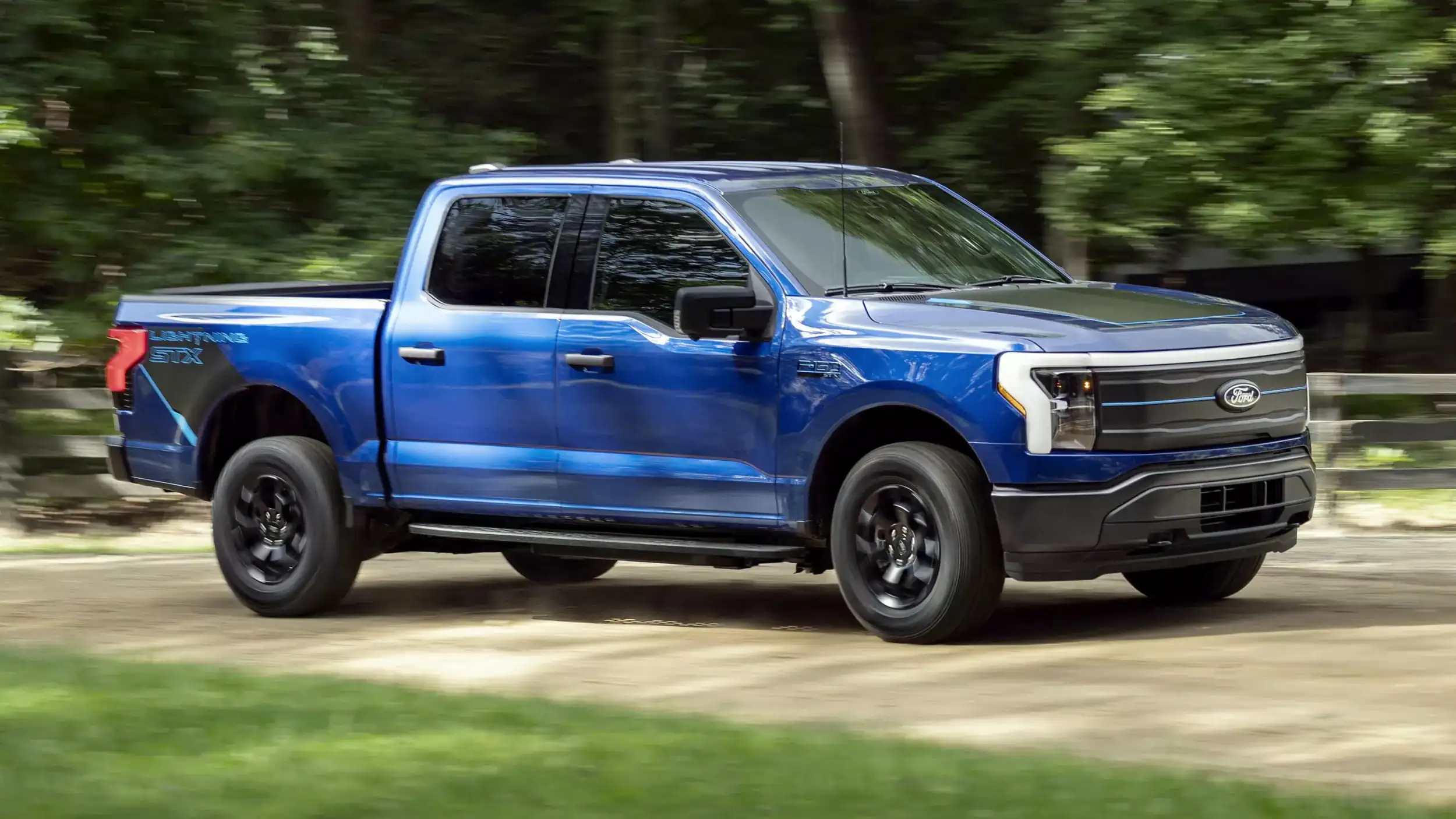 Власники Ford F-150 Lightning в США можуть не лише заряджати свій електропікап удома, а й заробляти на цьому — photo 61231