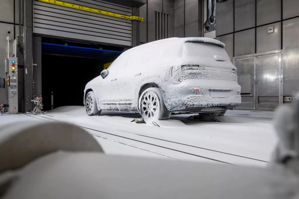 Новий електричний кросовер Mercedes GLB отримає ще більше екранів — photo 6