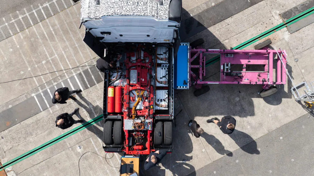 Что произойдет с гигантской батареей электрогрузовика во время аварии? — photo 3 Что произойдет с гигантской батареей электрогрузовика во время аварии? — photo 3