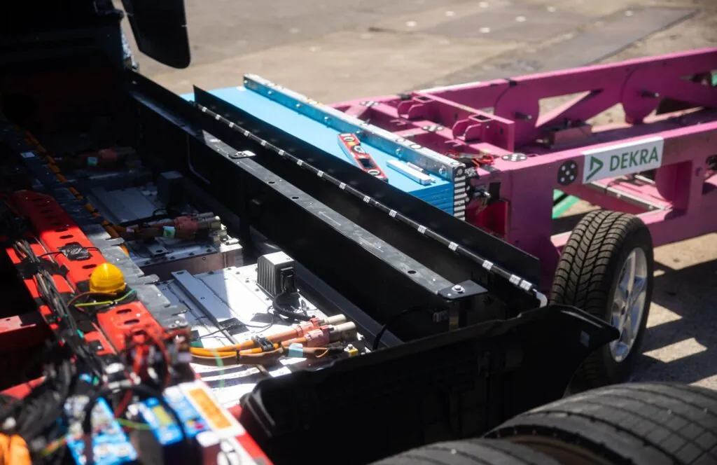 Что произойдет с гигантской батареей электрогрузовика во время аварии? — photo 2 Что произойдет с гигантской батареей электрогрузовика во время аварии? — photo 2