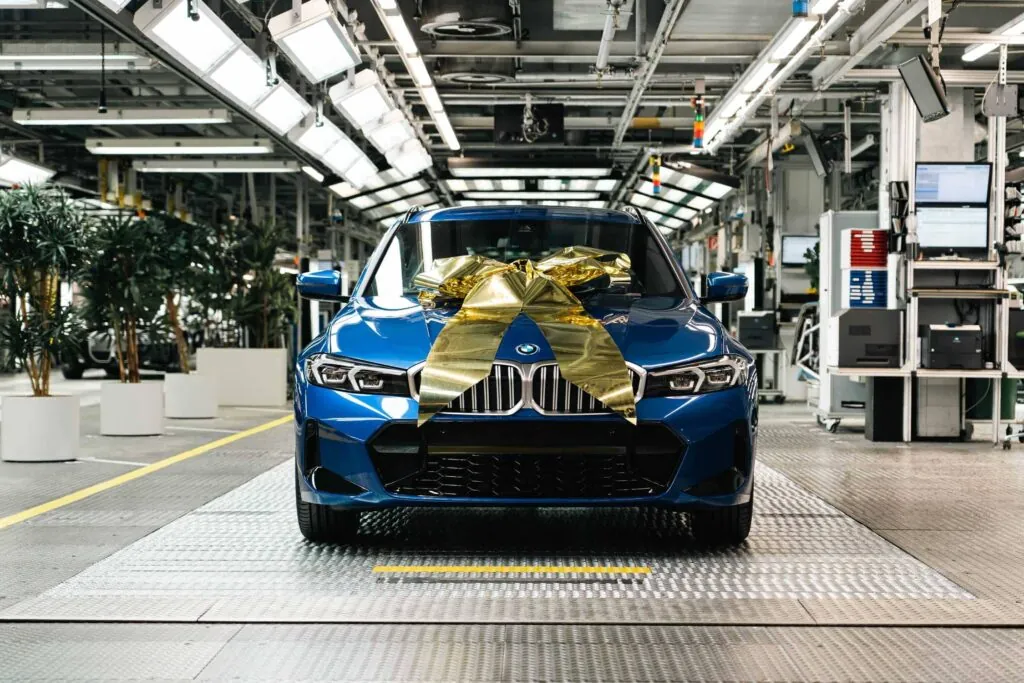 Новий електричний BMW i3 витісняє легендарну «трійку» з рідного заводу — photo 2