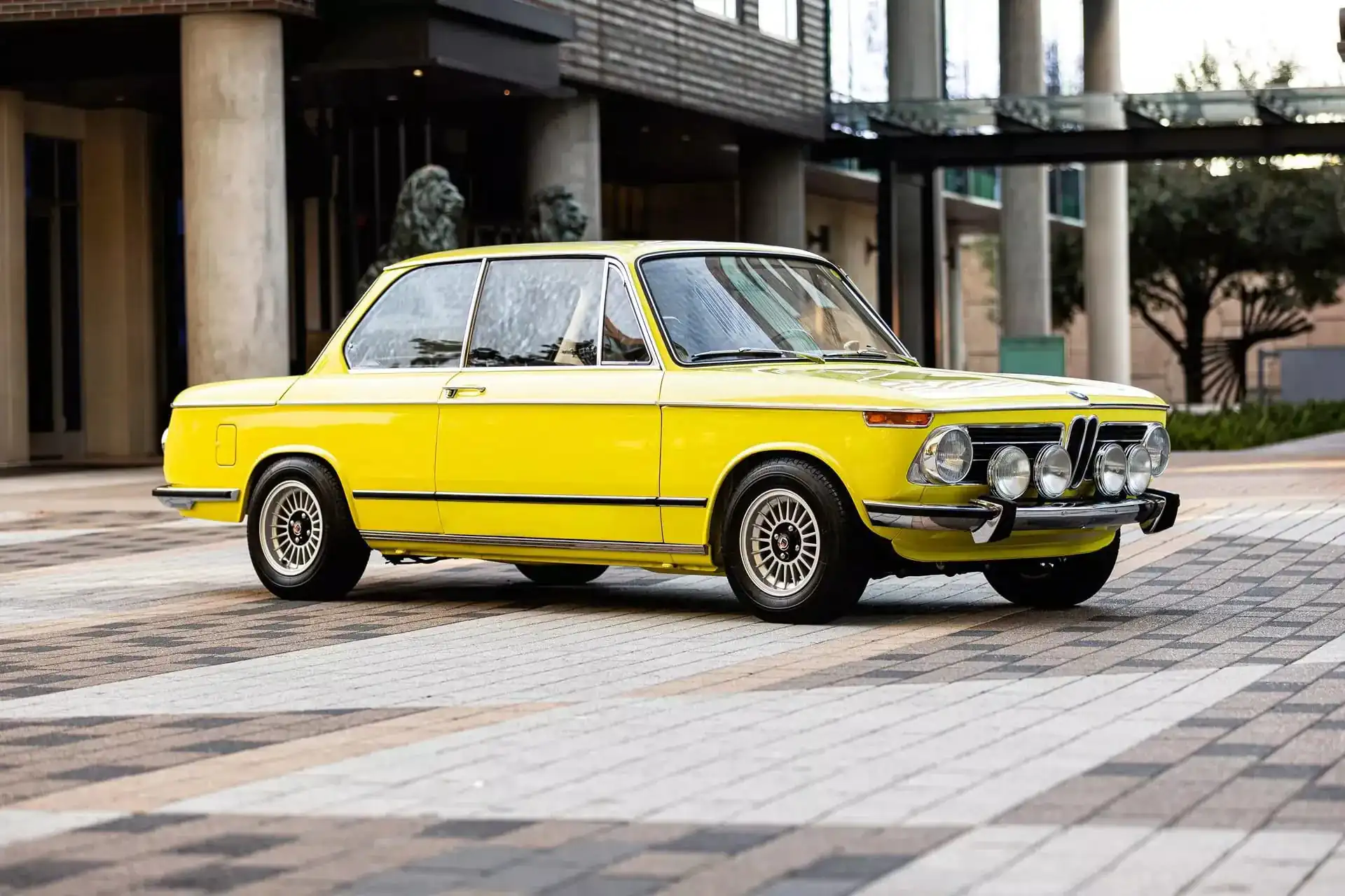 Класичне купе BMW 2002 отримало електричне серце від Tesla — photo 64095