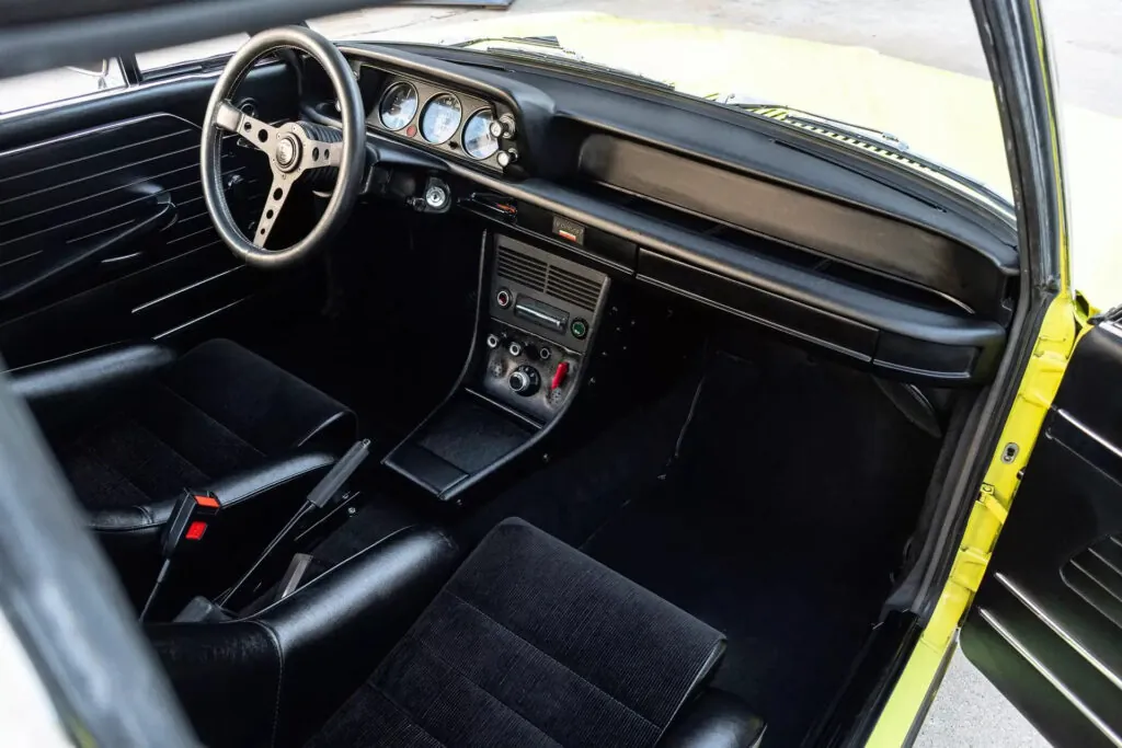 Класичне купе BMW 2002 отримало електричне серце від Tesla — photo 6 Класичне купе BMW 2002 отримало електричне серце від Tesla — photo 6