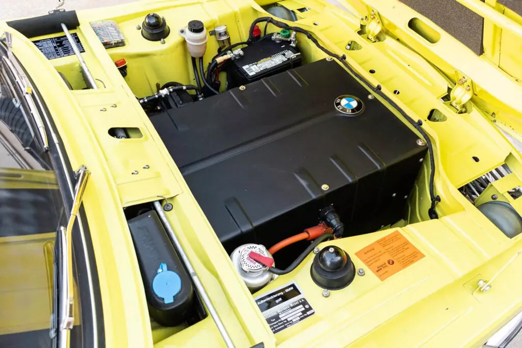 Класичне купе BMW 2002 отримало електричне серце від Tesla — photo 4 Класичне купе BMW 2002 отримало електричне серце від Tesla — photo 4